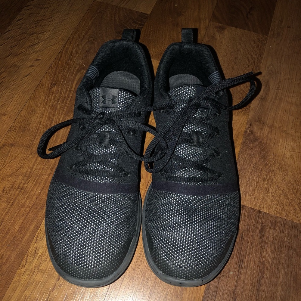 Black under armor tennis shoes